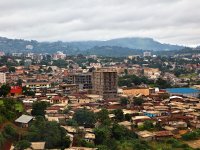 Pohled na centrum Yaoundé z okna hotelu.